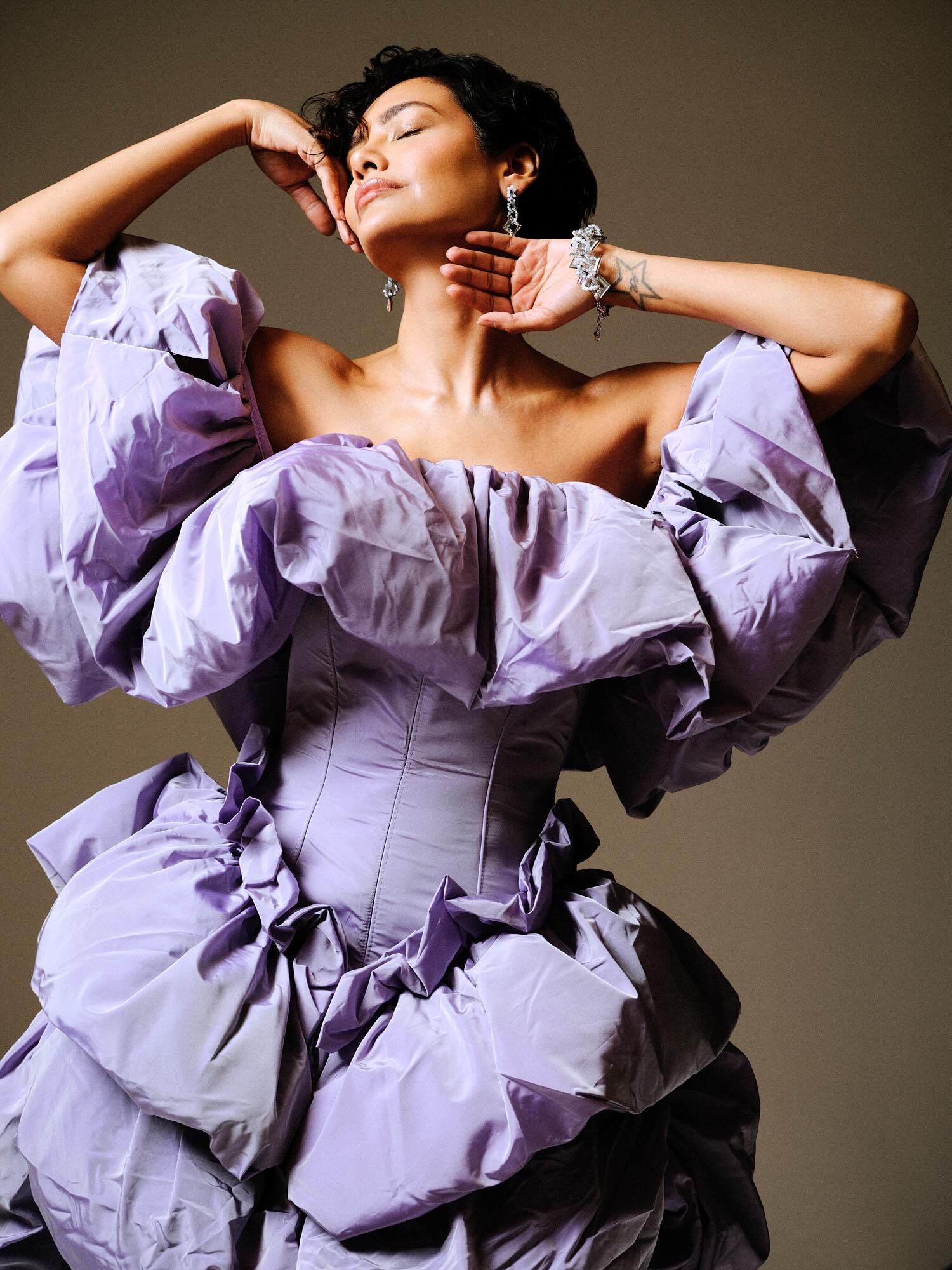 Esha Gupta Short Hair Era: Stunning Looks, Photos & Style Breakdown