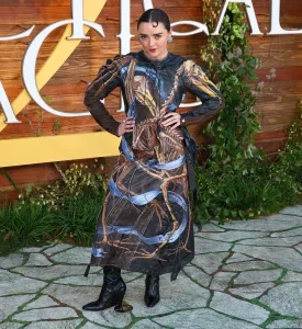 Maisie Williams Wears Maison Margiela Fall 2026 at Practical Magic 2 Premiere 30 Maisie Williams Wears Maison Margiela Fall 2026 at Practical Magic 2 Premiere